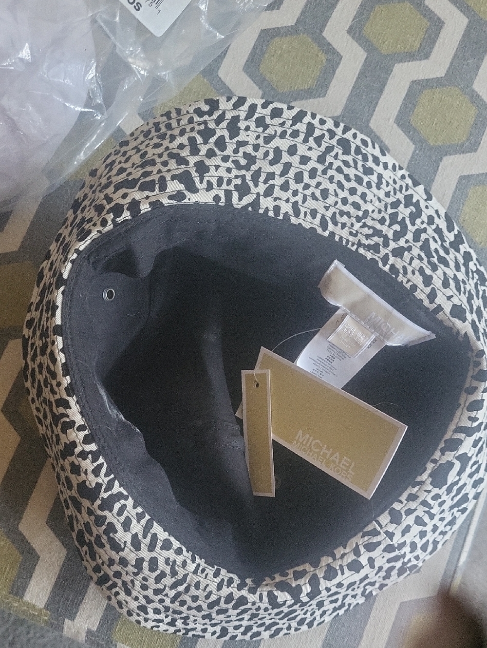 Michael Kors Fab Hat Black White Bagged Tagged Bagged Goes Fab Color One Size - Picture 4 of 5